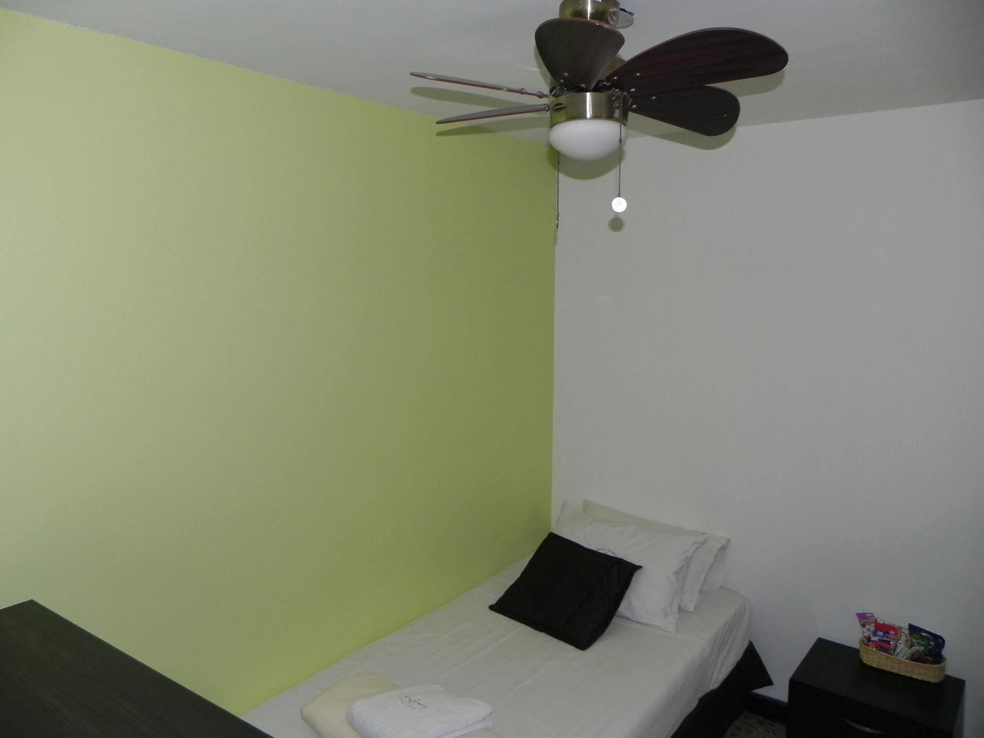 Hostal Tamarindo Inn Medellín Extérieur photo