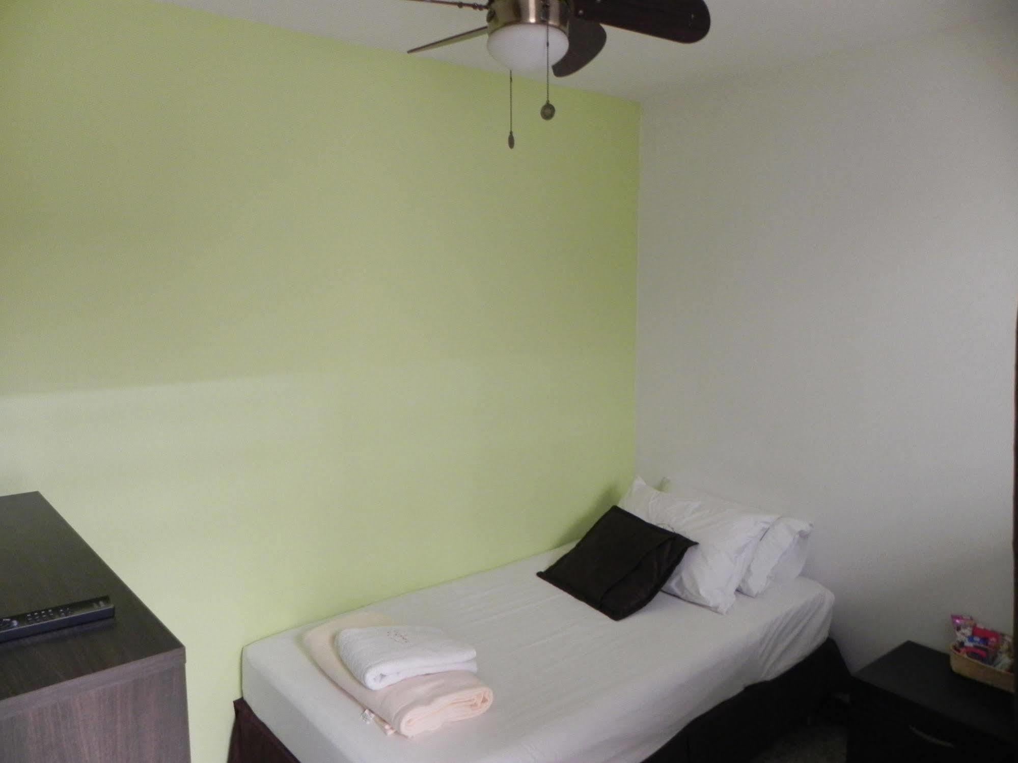 Hostal Tamarindo Inn Medellín Extérieur photo