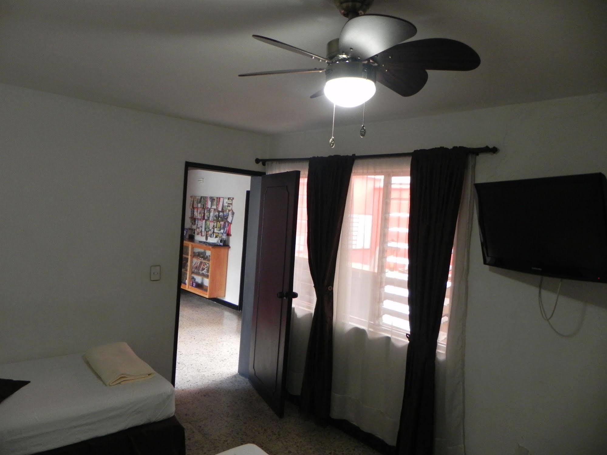 Hostal Tamarindo Inn Medellín Extérieur photo
