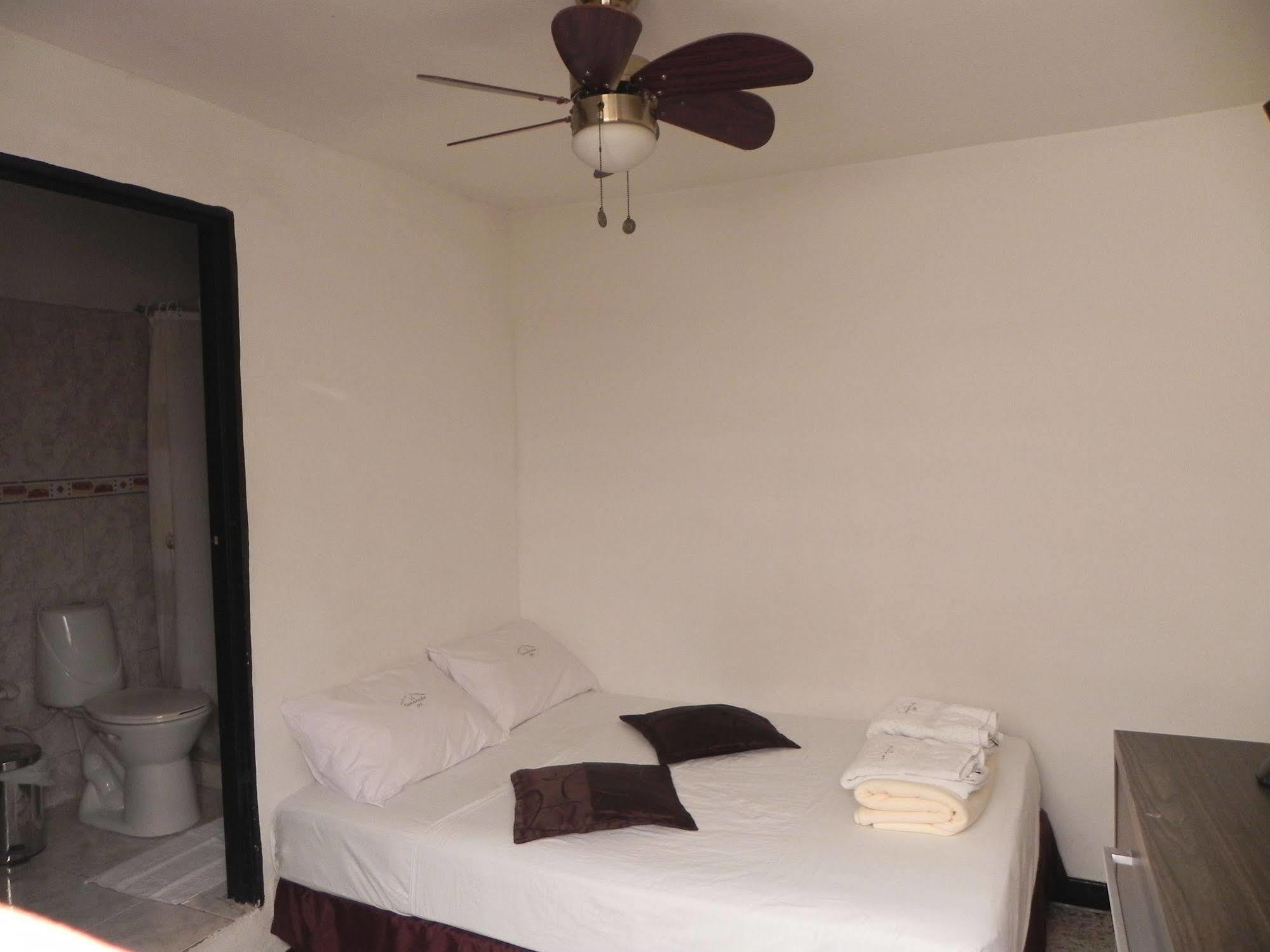 Hostal Tamarindo Inn Medellín Extérieur photo